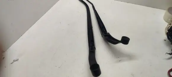 Front wiper blade arm