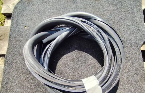 Volkswagen PASSAT B5.5 Rear door rubber seal (on body) 