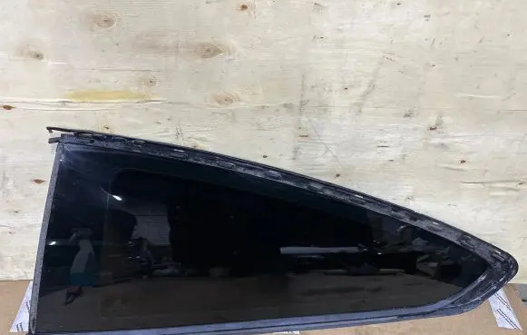 BMW M4 F82 F83 Rear side window 4828483