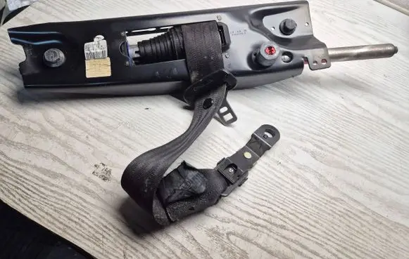 Volvo V70 Front seatbelt 6069365R0D 0802110037 39860303