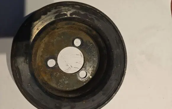 Volkswagen PASSAT B4 Water pump pulley 037131031A