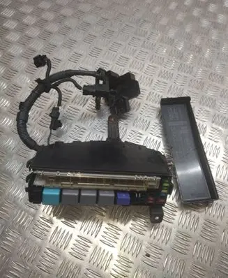 Lexus GS 300 350 430 450H Fuse module 8266230610
