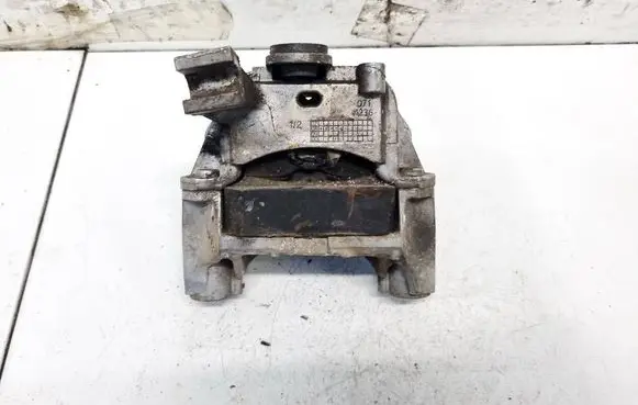 Engine mount bracket