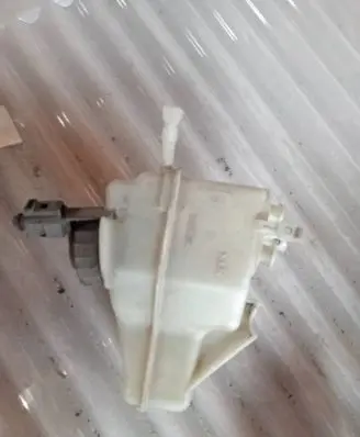 Audi A4 S4 B5 8D Brake fluid reservoir 