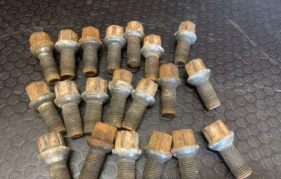 Volkswagen PASSAT B6 Nuts/bolts 