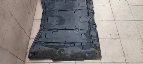 Nissan Leaf I (ZE0) Center/middle under tray cover 