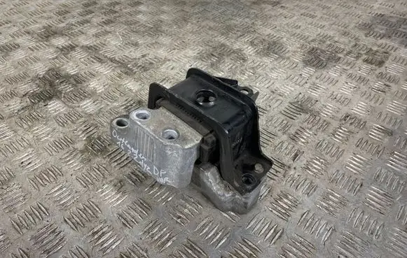 Mitsubishi Outlander Engine mount bracket