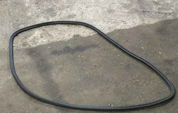 Porsche Macan (95B) Front door rubber seal