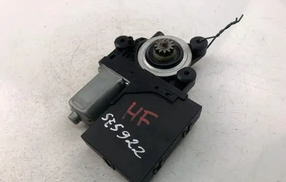 Volvo S40 Front door window regulator motor 979038100