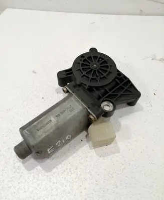 Mercedes-Benz E W210 Front door window regulator motor 0130821708