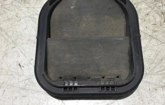 Quarter panel pressure vent