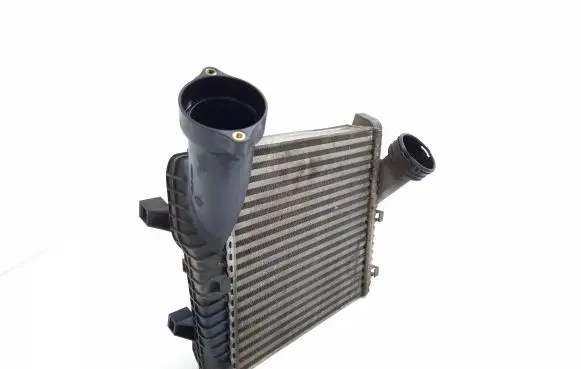 Volkswagen Touareg I Intercooler radiator 7L0145803A