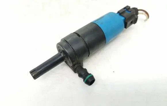 Volkswagen PASSAT B6 Headlight washer pump 3B7955681