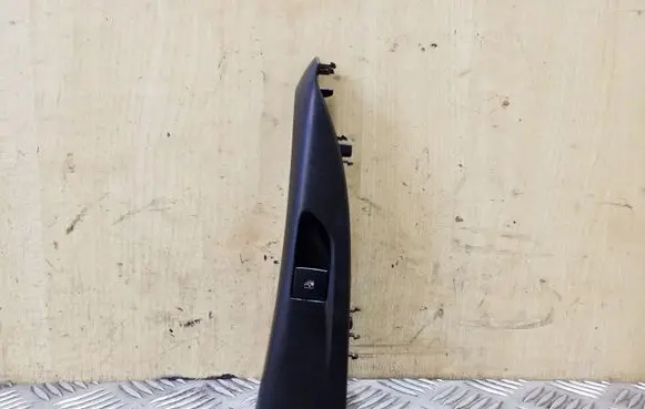Opel Zafira C Electric window control switch 13301888