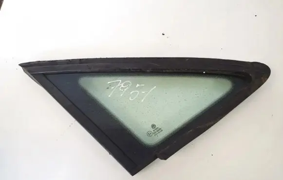 Volkswagen Touran I Front triangle window/glass 