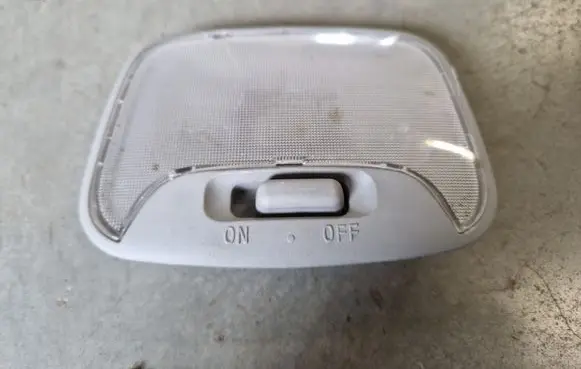 Mitsubishi L200 Rear seat light MR748283