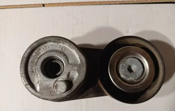 Chevrolet Cruze II Generator/alternator belt tensioner 12638689