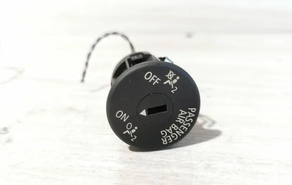 Passenger airbag on/off switch