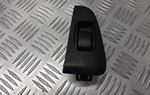 Toyota Avensis T250 Quarter vent window switch 74272-05020