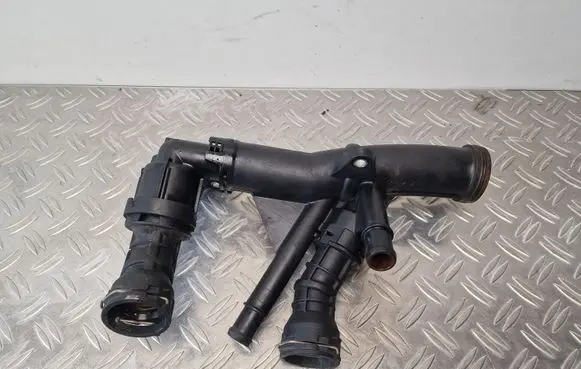 Volkswagen PASSAT B8 Engine coolant pipe/hose 04L121071F