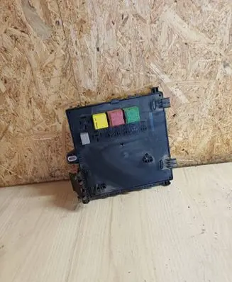 Opel Vectra C Fuse module 13205779 00001736 519167001
