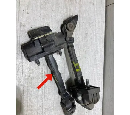 Renault Twingo III Rear door check strap stopper