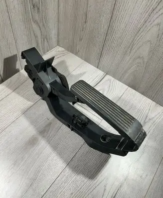Mercedes-Benz CLK AMG A209 C209 Accelerator throttle pedal A2033000104