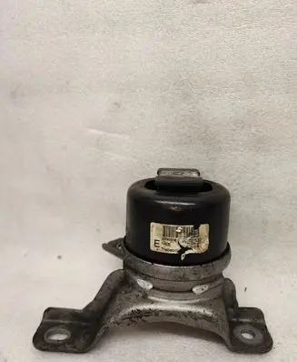 Volvo S80 Engine mount bracket 30793318