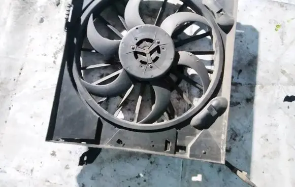 Jaguar XF Radiator cooling fan shroud 8240578