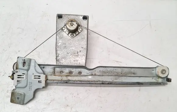 Dacia Duster Rear door manual window regulator 8200733831E
