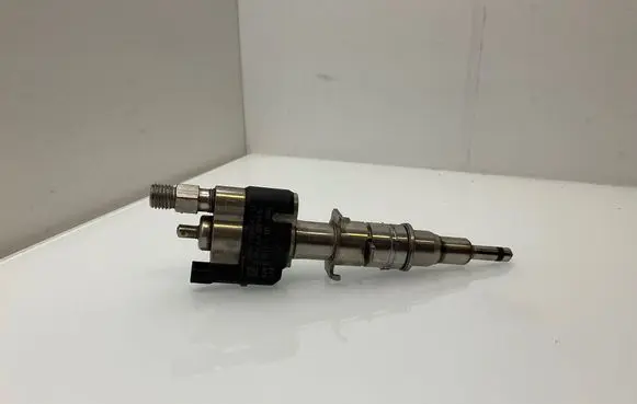 BMW 5 GT F07 Fuel injector 7585261 758526112