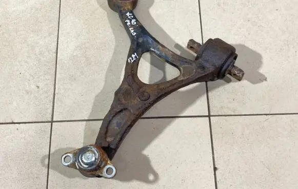 Volvo XC90 Front lower control arm/wishbone