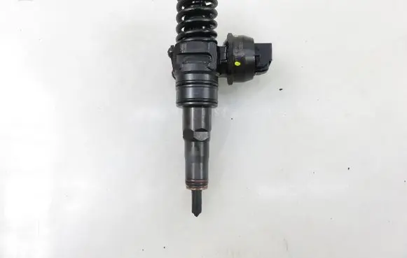Volkswagen Golf V Fuel injector 0414720215 038130073AG