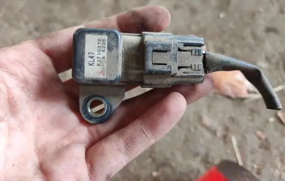 Mazda 3 I Air pressure sensor E1T10372