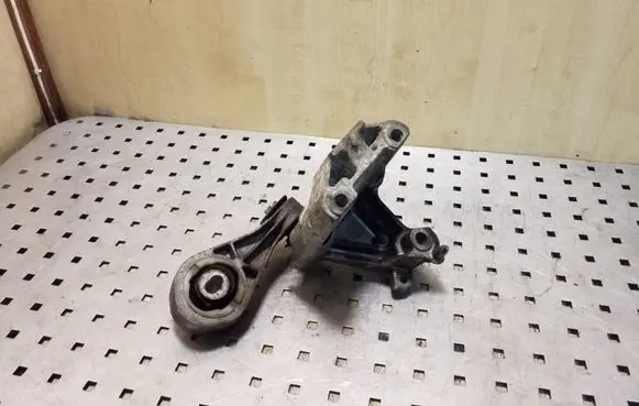 Nissan Note (E11) Engine mount bracket