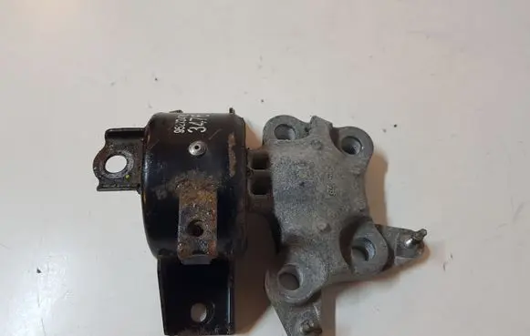 Buick Encore I Engine mount bracket 95273476