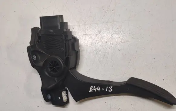 Volvo V60 Accelerator throttle pedal 31329060