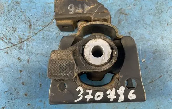 Lexus CT 200H Engine mount bracket 1236137150