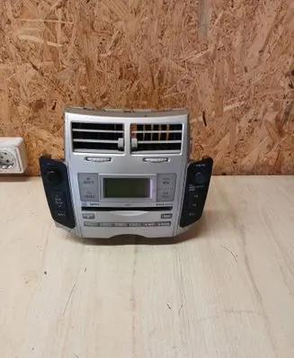 Toyota Yaris Radio/CD/DVD/GPS head unit 861200D210