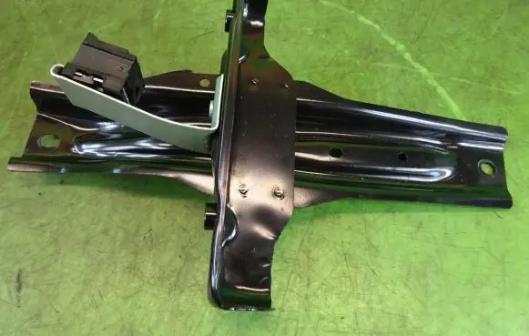Infiniti Q30 Engine mount bracket