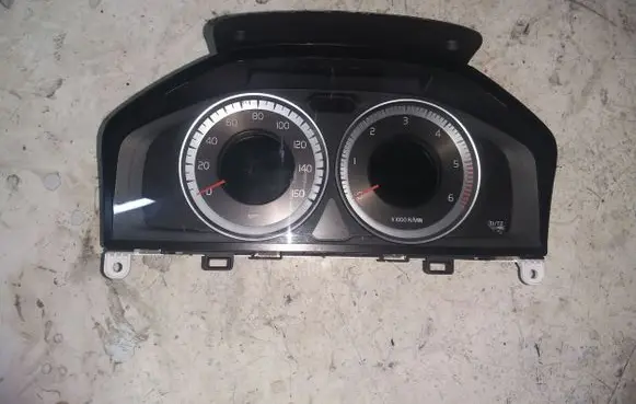 Volvo V60 Speedometer (instrument cluster) 31343330AA