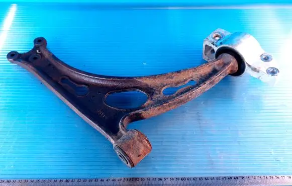 Volkswagen Touran I Rear control arm 1K04071530