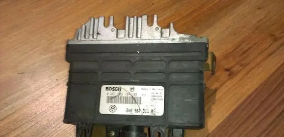 Volkswagen Golf III Engine control unit/module 0261203184 8A0907311H