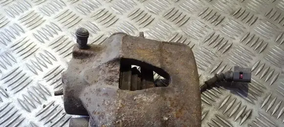 Volkswagen Golf IV Front brake caliper