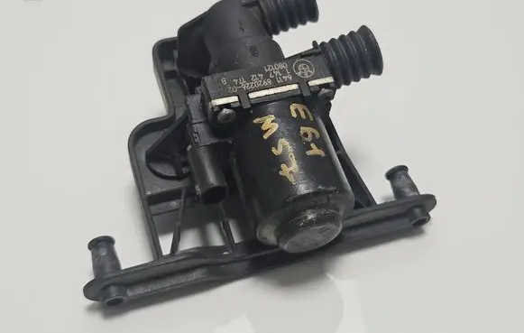 BMW 5 E60 E61 Coolant heater control valve 6920226 080121