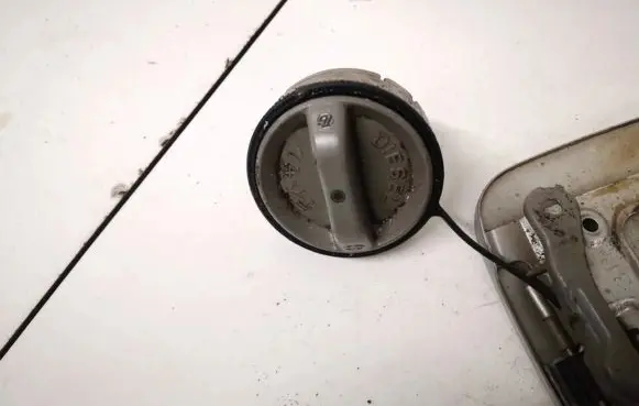 Toyota Avensis Verso Fuel tank filler cap 