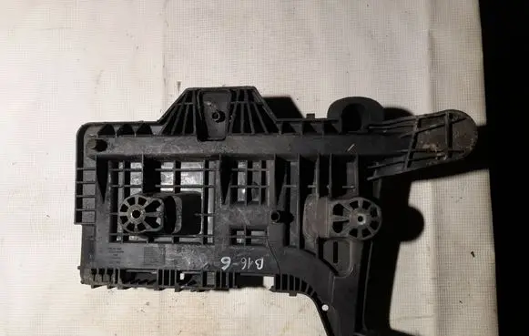 Volkswagen PASSAT B6 Battery tray 1KO915333