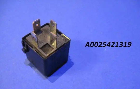 Mercedes-Benz E W211 Fuel pump relay A0025421319