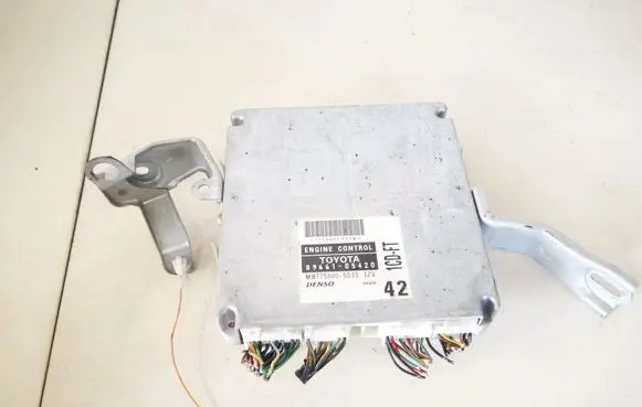 Toyota Avensis T220 Engine control unit/module 8966105420 89661-05420