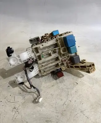 Toyota Yaris Fuse module 8273052321